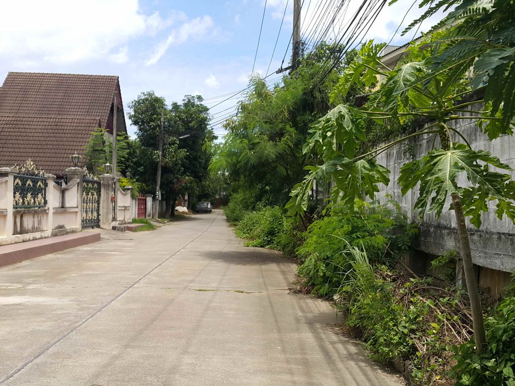 ภาพถนนตรงที่ OYO 983 The Private Hotel ตั้งอยู่ ถ่ายโดย jrcarlsen พ.ศ. 2558 (2015) · A street-level view of where OYO 983 The Private Hotel stands, by jrcarlsen in 2558 (2015)