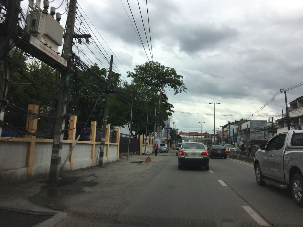 ภาพถนนตรงที่ ต้องลิ้ม สุกี้-ชาบู ตั้งอยู่ ถ่ายโดย wapriz พ.ศ. 2561 (2018) · A street-level view of where ต้องลิ้ม สุกี้-ชาบู · Tonglim Suki-Shabu stands, by wapriz in 2561 (2018)