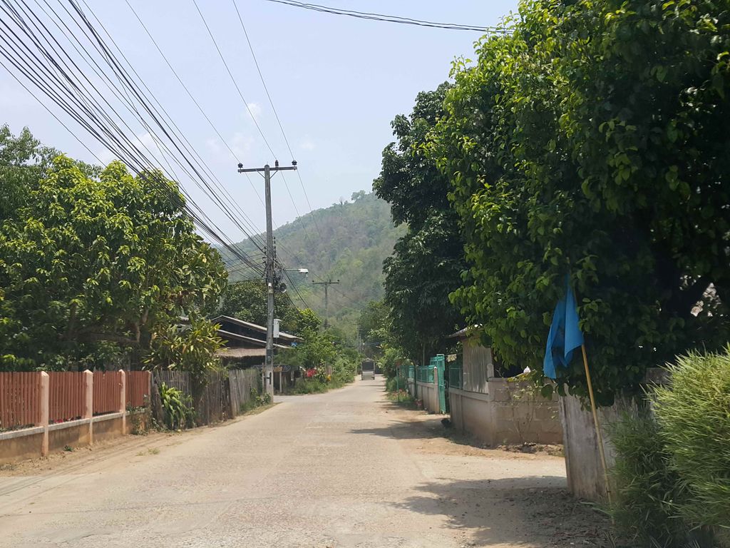 ภาพถนนตรงที่ NonKaChang Homestay ตั้งอยู่ ถ่ายโดย jrcarlsen พ.ศ. 2558 (2015) · A street-level view of where NonKaChang Homestay stands, by jrcarlsen in 2558 (2015)