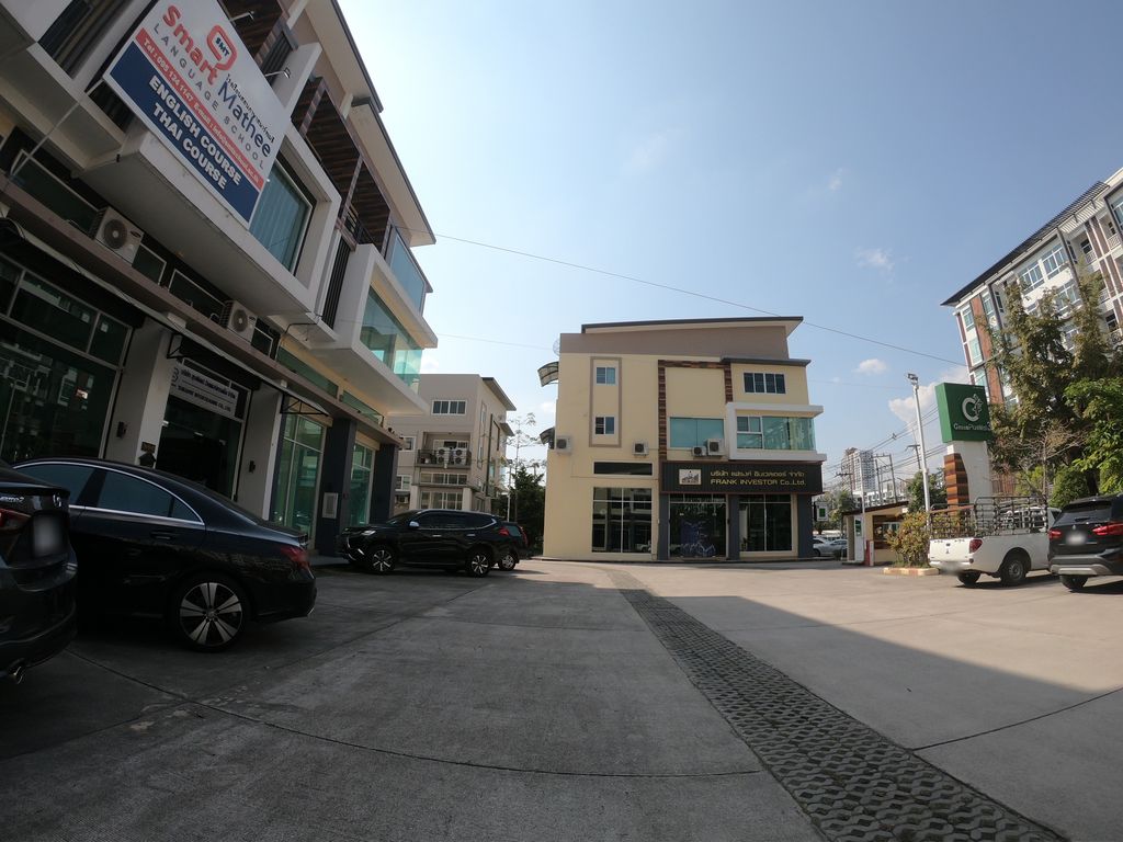 ภาพถนนตรงที่ Aquafit Spabike Center ตั้งอยู่ ถ่ายโดย chanuwath_grab พ.ศ. 2562 (2019) · A street-level view of where Aquafit Spabike Center stands, by chanuwath_grab in 2562 (2019)