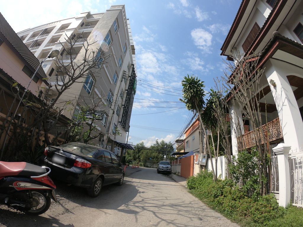 ภาพถนนตรงที่ บ้านชานเรือนสวนดอก- BanchanruenSuandok ตั้งอยู่ ถ่ายโดย chanuwath_grab พ.ศ. 2562 (2019) · A street-level view of where บ้านชานเรือนสวนดอก- BanchanruenSuandok stands, by chanuwath_grab in 2562 (2019)