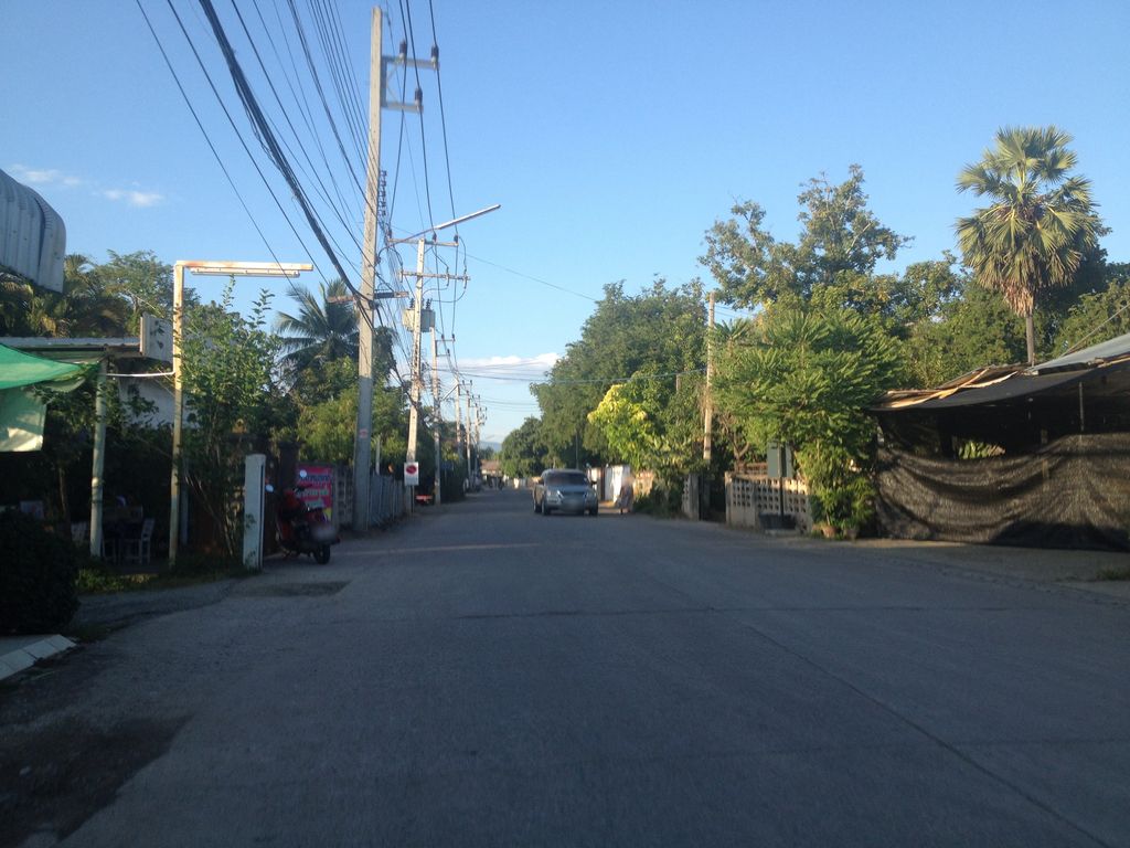ภาพถนนตรงที่ ฟิน คอฟฟี่ ตั้งอยู่ ถ่ายโดย jimwatana พ.ศ. 2558 (2015) · A street-level view of where ฟิน คอฟฟี่ · Fin Coffee stands, by jimwatana in 2558 (2015)