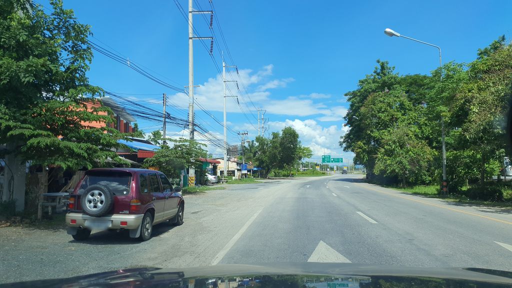 ภาพถนนตรงที่ บุษบา วาไรตี้ 90‘s ตั้งอยู่ ถ่ายโดย jrcarlsen พ.ศ. 2564 (2021) · A street-level view of where บุษบา วาไรตี้ 90‘s · Butba Waraiti 90‘s stands, by jrcarlsen in 2564 (2021)