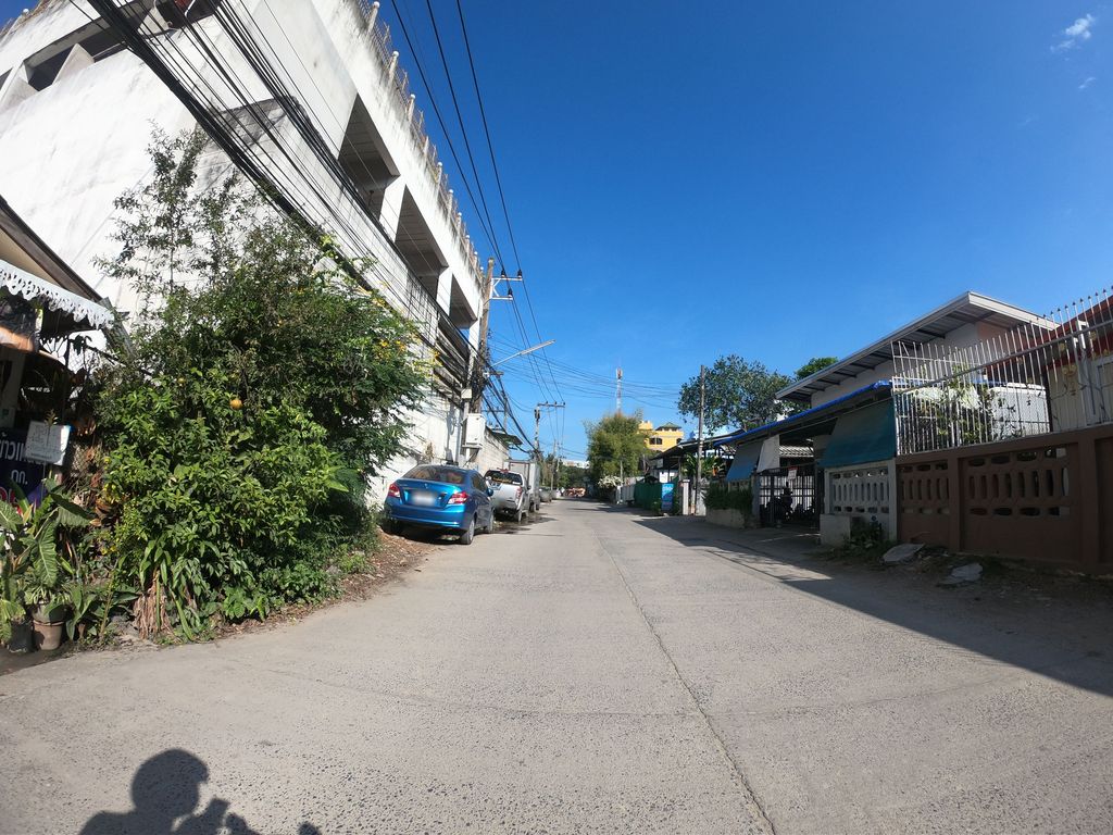ภาพถนนตรงที่ ไส้กรอกแหนมย่างเมืองนน์ ตั้งอยู่ ถ่ายโดย chanuwath_grab พ.ศ. 2562 (2019) · A street-level view of where ไส้กรอกแหนมย่างเมืองนน์ · Saikarok Naem Yang Mueangna stands, by chanuwath_grab in 2562 (2019)
