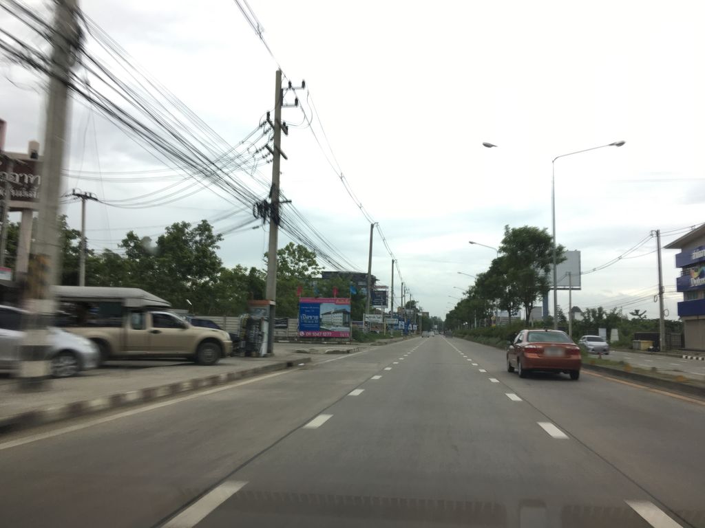 ภาพถนนตรงที่ ส้มตำยำแซ่บบายนน ตั้งอยู่ ถ่ายโดย wapriz พ.ศ. 2561 (2018) · A street-level view of where ส้มตำยำแซ่บบายนน · Som Tam Yamsaep Bai Non stands, by wapriz in 2561 (2018)