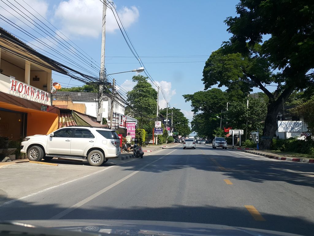 ภาพถนนตรงที่ ข้าวแกงอรชร ตั้งอยู่ ถ่ายโดย jrcarlsen พ.ศ. 2558 (2015) · A street-level view of where ข้าวแกงอรชร · Khaokaengarachon stands, by jrcarlsen in 2558 (2015)