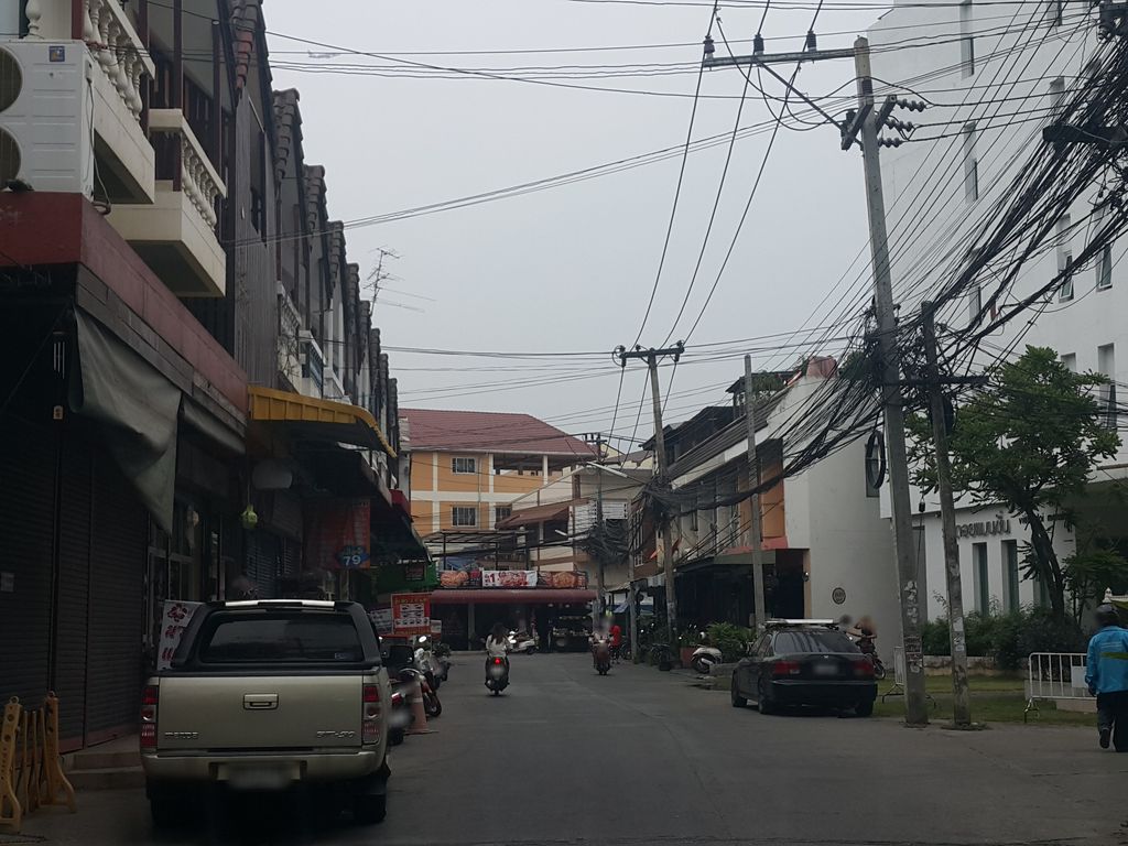 ภาพถนนตรงที่ ร้านนันฟู NanfuKustom ตั้งอยู่ ถ่ายโดย jrcarlsen พ.ศ. 2559 (2016) · A street-level view of where ร้านนันฟู NanfuKustom stands, by jrcarlsen in 2559 (2016)