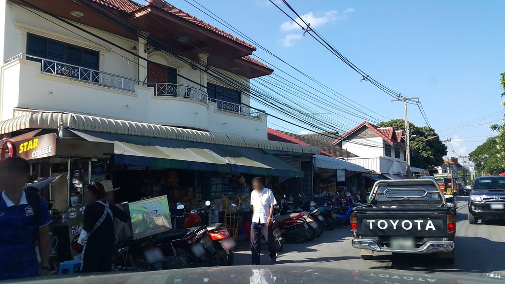 ภาพถนนตรงที่ กาดแลงหน้อย เมืองจ๋อมตอง ตั้งอยู่ ถ่ายโดย jrcarlsen พ.ศ. 2559 (2016) · A street-level view of where กาดแลงหน้อย เมืองจ๋อมตอง · Kat Laeng Noi Mueangchomtong stands, by jrcarlsen in 2559 (2016)