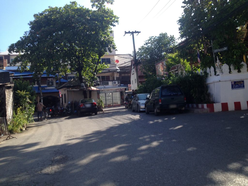 ภาพถนนตรงที่ วัดลอยเคราะห์ ตั้งอยู่ ถ่ายโดย jimwatana พ.ศ. 2558 (2015) · A street-level view of where วัดลอยเคราะห์ · Wat Loikhro stands, by jimwatana in 2558 (2015)