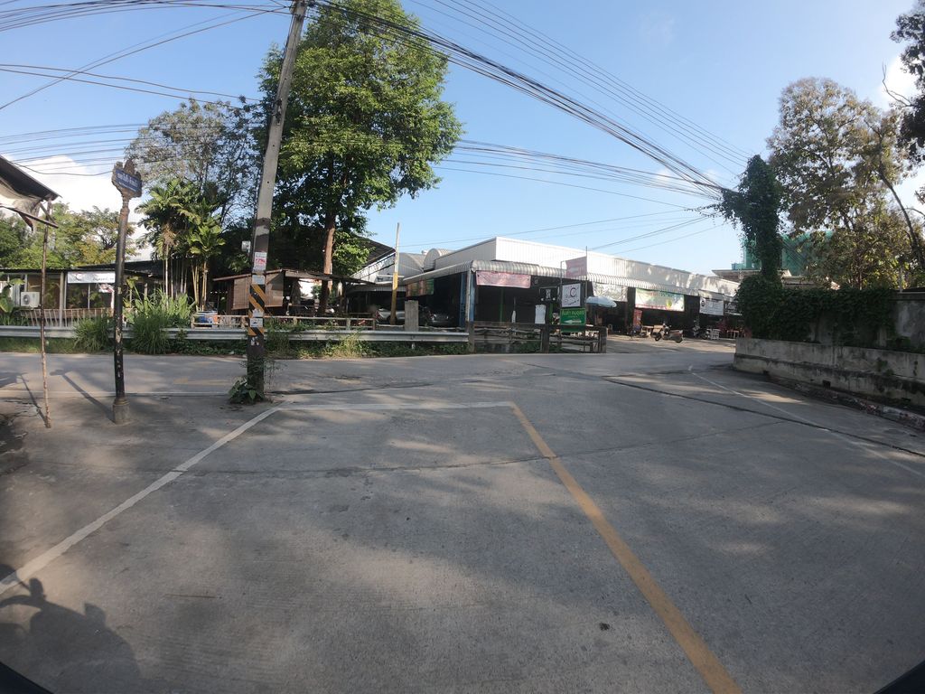 ภาพถนนตรงที่ ร้านป้าพร อาหารตามสั่ง ( กระเพราถาด) ตั้งอยู่ ถ่ายโดย chanuwath_grab พ.ศ. 2562 (2019) · A street-level view of where ร้านป้าพร อาหารตามสั่ง ( กระเพราถาด) · Ran Papra Ahantamsang ( Kraphraothat) stands, by chanuwath_grab in 2562 (2019)