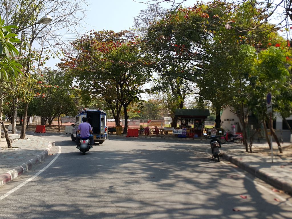 ภาพถนนตรงที่ ไก่ย่างลูกสาม ตั้งอยู่ ถ่ายโดย jrcarlsen พ.ศ. 2558 (2015) · A street-level view of where ไก่ย่างลูกสาม · Kainga Luk Sam stands, by jrcarlsen in 2558 (2015)
