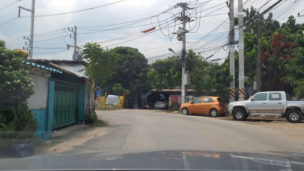 ภาพถนนตรงที่ แกร์นวัชร อพาร์ทเม้นท์ ตั้งอยู่ ถ่ายโดย jrcarlsen พ.ศ. 2565 (2022) · A street-level view of where แกร์นวัชร อพาร์ทเม้นท์ · Naeochon Apartment stands, by jrcarlsen in 2565 (2022)