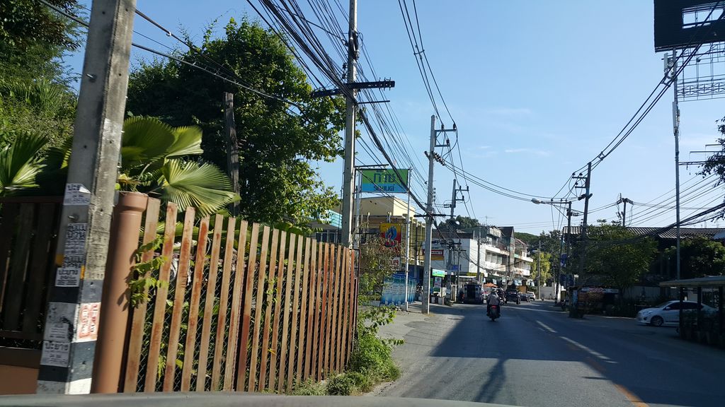 ภาพถนนตรงที่ Cross Chiang Mai Riverside ตั้งอยู่ ถ่ายโดย jrcarlsen พ.ศ. 2559 (2016) · A street-level view of where Cross Chiang Mai Riverside stands, by jrcarlsen in 2559 (2016)