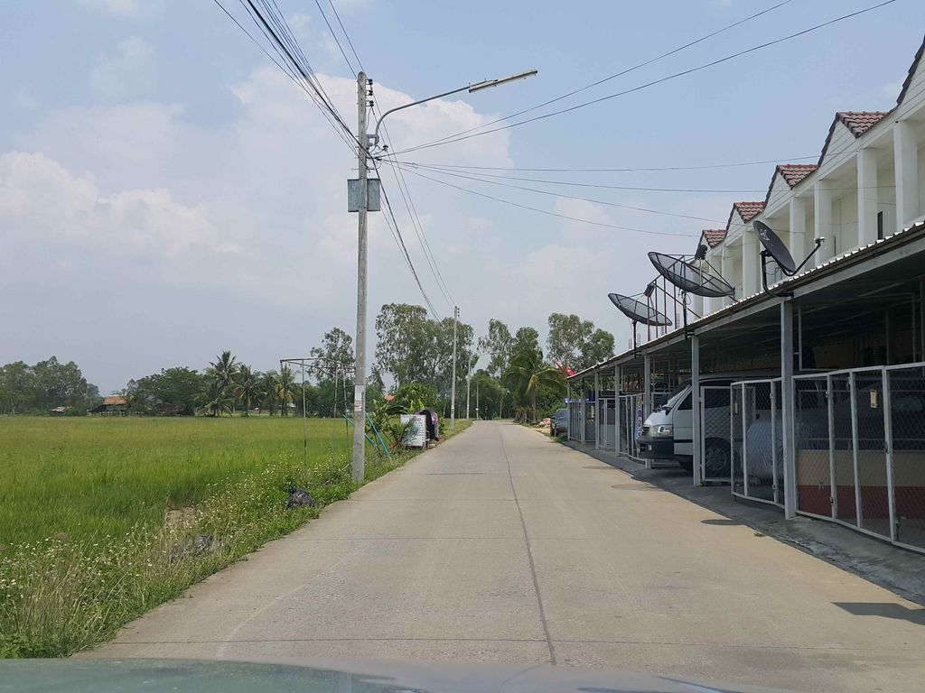 ภาพถนนตรงที่ Saraphi Pet Clinic ตั้งอยู่ ถ่ายโดย jrcarlsen พ.ศ. 2558 (2015) · A street-level view of where Saraphi Pet Clinic stands, by jrcarlsen in 2558 (2015)
