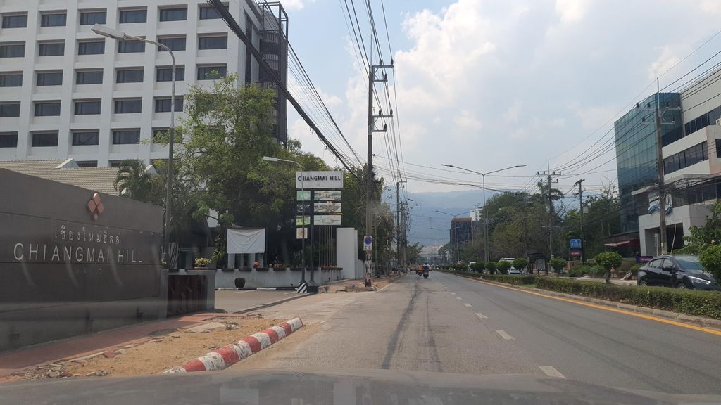 ภาพถนนตรงที่ Hill Cup Boutique Coffee ตั้งอยู่ ถ่ายโดย jrcarlsen พ.ศ. 2566 (2023) · A street-level view of where Hill Cup Boutique Coffee stands, by jrcarlsen in 2566 (2023)