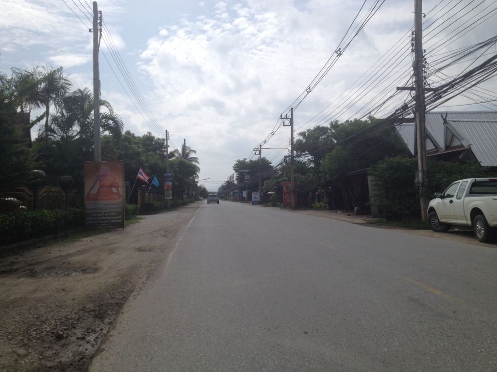 ภาพถนนตรงที่ งานไม้ตกแต่งบ้าน ตั้งอยู่ ถ่ายโดย jimwatana พ.ศ. 2558 (2015) · A street-level view of where งานไม้ตกแต่งบ้าน · Nganmai Toktaeng Ban stands, by jimwatana in 2558 (2015)