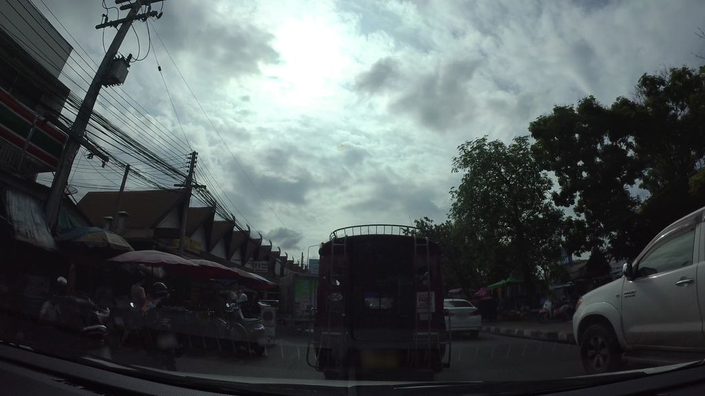 ภาพถนนตรงที่ ใส้อั่วแม่สุพิศ ตั้งอยู่ ถ่ายโดย kaart_3 พ.ศ. 2562 (2019) · A street-level view of where ใส้อั่วแม่สุพิศ · Saiua Mae Suphit stands, by kaart_3 in 2562 (2019)