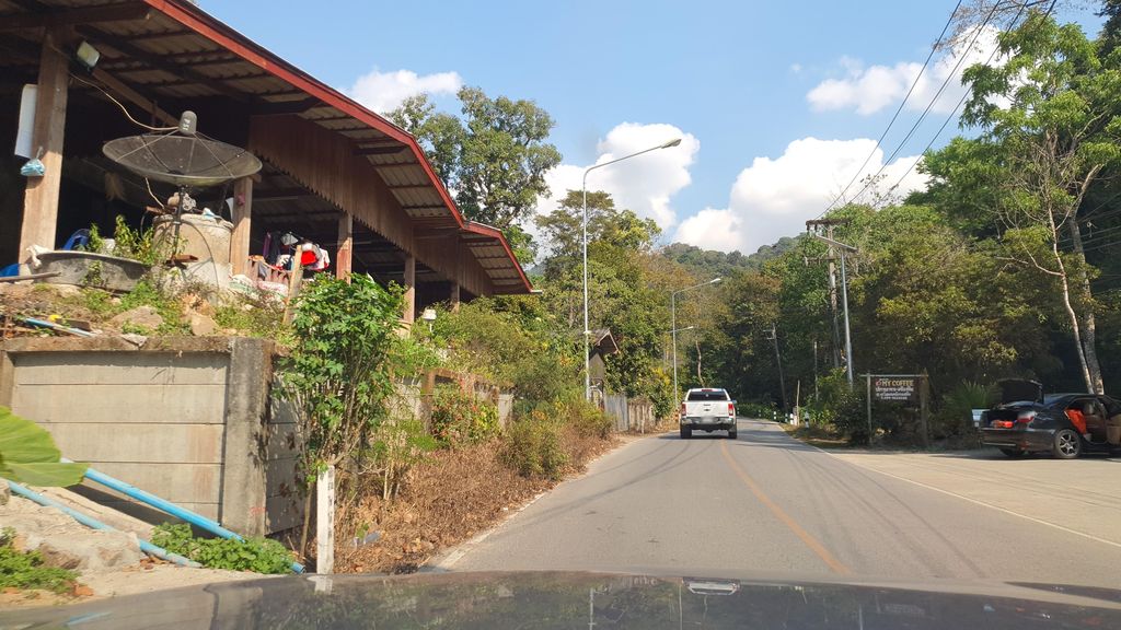 ภาพถนนตรงที่ ป้อเลี้ยงเคบิ้น ตั้งอยู่ ถ่ายโดย jrcarlsen พ.ศ. 2565 (2022) · A street-level view of where ป้อเลี้ยงเคบิ้น · Po Liang Khebin stands, by jrcarlsen in 2565 (2022)