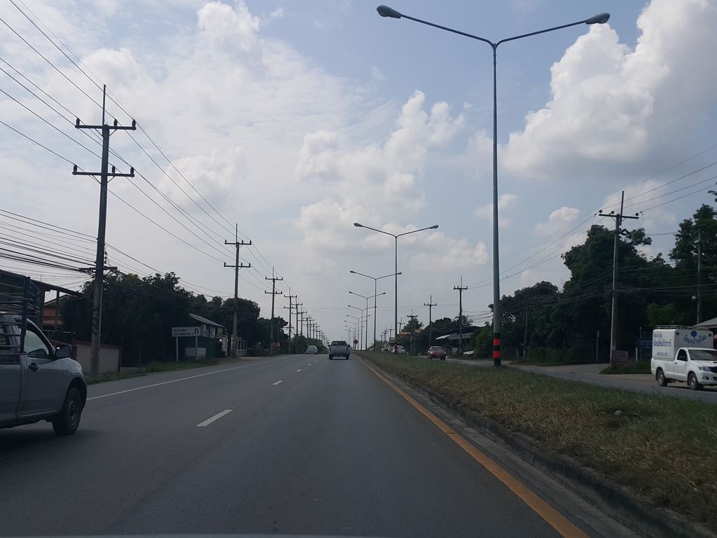 ภาพถนนตรงที่ สามป้าเข้าครัว ตั้งอยู่ ถ่ายโดย jrcarlsen พ.ศ. 2558 (2015) · A street-level view of where สามป้าเข้าครัว · Sam Pa Khaokhrua stands, by jrcarlsen in 2558 (2015)