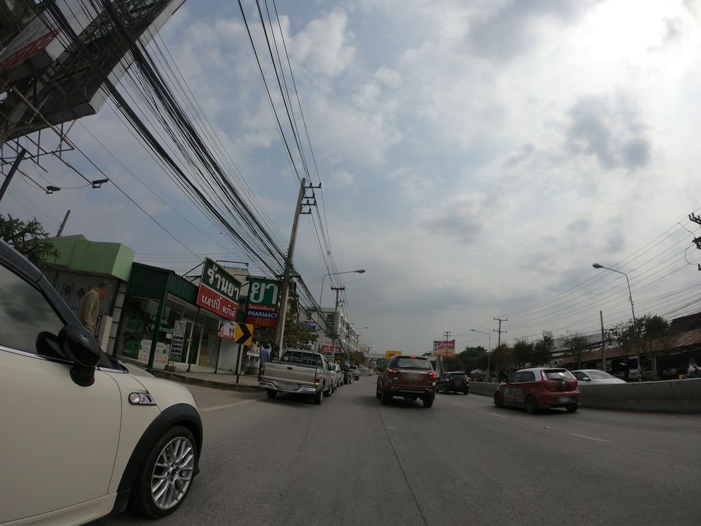 ภาพถนนตรงที่ ร้านเป็ดย่าง ข้าวต้ม ตั้งอยู่ ถ่ายโดย chanuwath_grab พ.ศ. 2562 (2019) · A street-level view of where ร้านเป็ดย่าง ข้าวต้ม · Ran Petyang Khaotom stands, by chanuwath_grab in 2562 (2019)