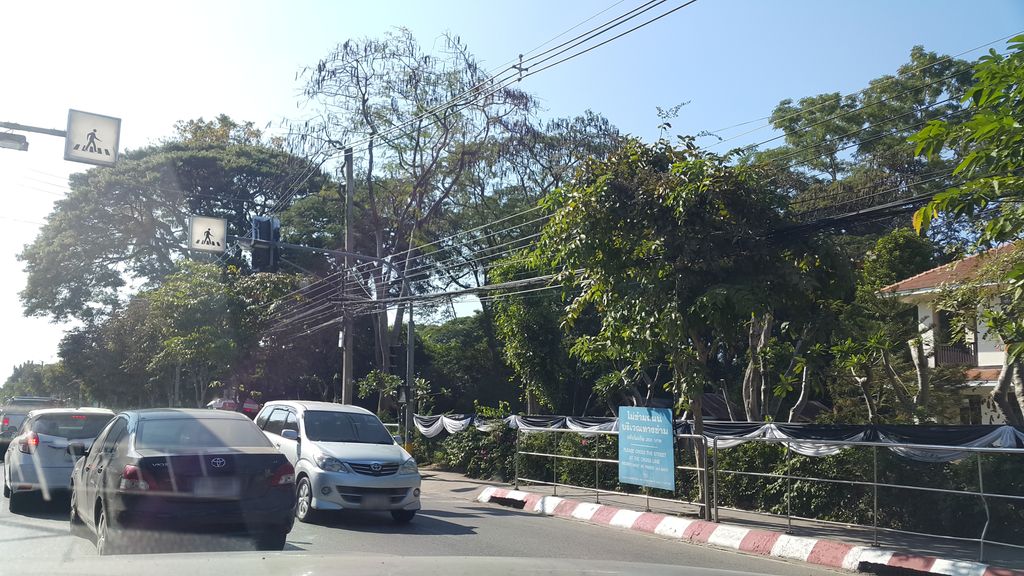 ภาพถนนตรงที่ Sarasern Building, Payap University ตั้งอยู่ ถ่ายโดย jrcarlsen พ.ศ. 2559 (2016) · A street-level view of where Sarasern Building, Payap University stands, by jrcarlsen in 2559 (2016)