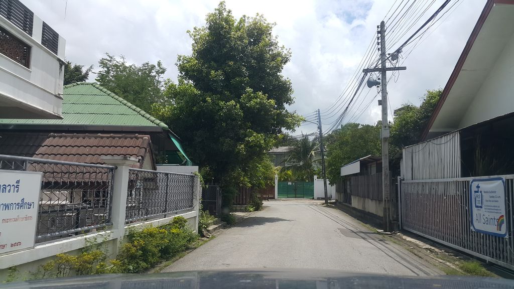 ภาพถนนตรงที่ โรงเรียนอนุบาลวารี ตั้งอยู่ ถ่ายโดย jrcarlsen พ.ศ. 2560 (2017) · A street-level view of where โรงเรียนอนุบาลวารี · Anuban Wari School stands, by jrcarlsen in 2560 (2017)