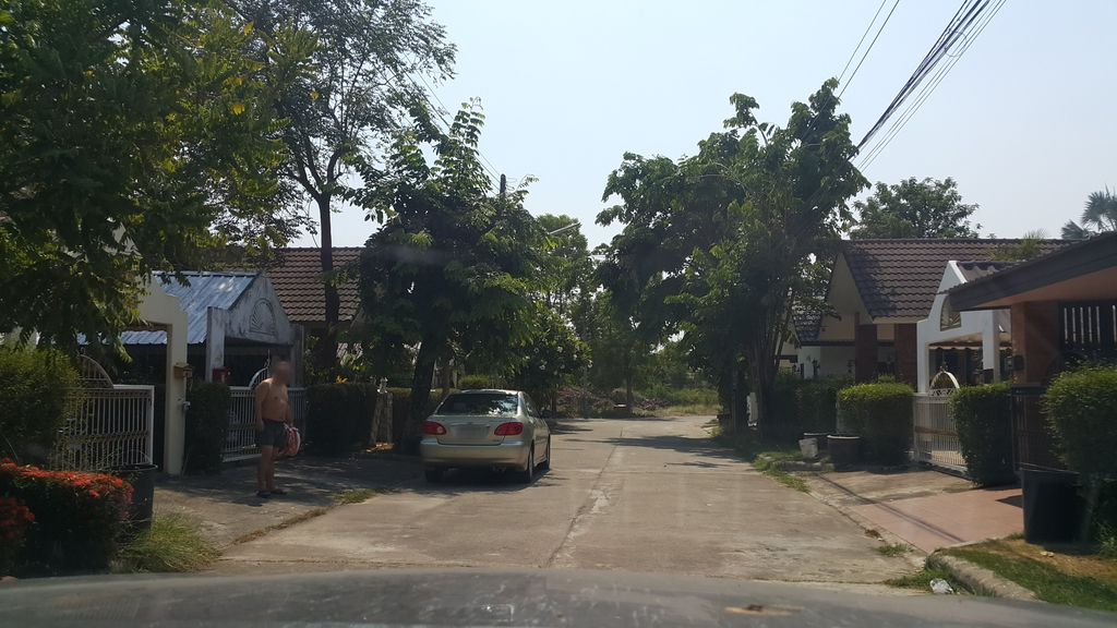 ภาพถนนตรงที่ The Zyn Keith ตั้งอยู่ ถ่ายโดย jrcarlsen พ.ศ. 2559 (2016) · A street-level view of where The Zyn Keith stands, by jrcarlsen in 2559 (2016)