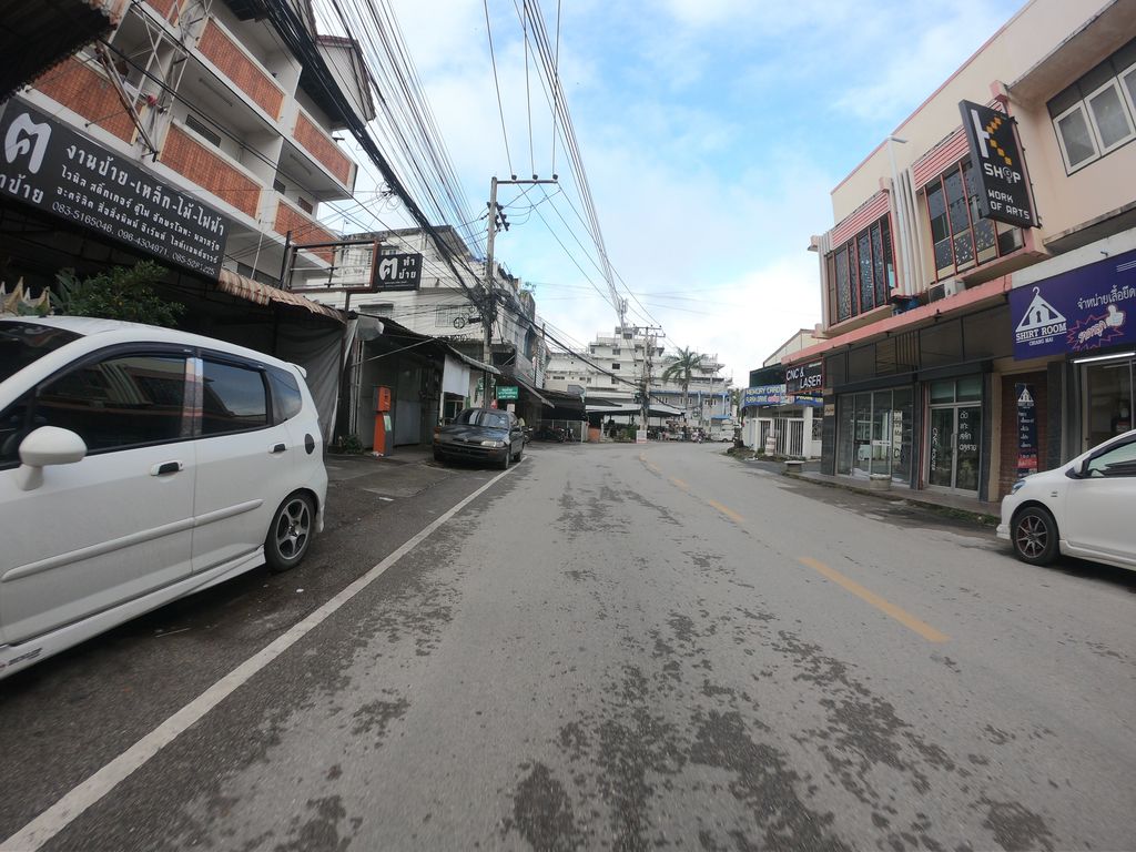 ภาพถนนตรงที่ UpperBarber ร้านตัดผมชายสไตล์วินเทจ แนวอเมริกันสไตล์ ตั้งอยู่ ถ่ายโดย chanuwath_grab พ.ศ. 2562 (2019) · A street-level view of where UpperBarber ร้านตัดผมชายสไตล์วินเทจ แนวอเมริกันสไตล์ stands, by chanuwath_grab in 2562 (2019)
