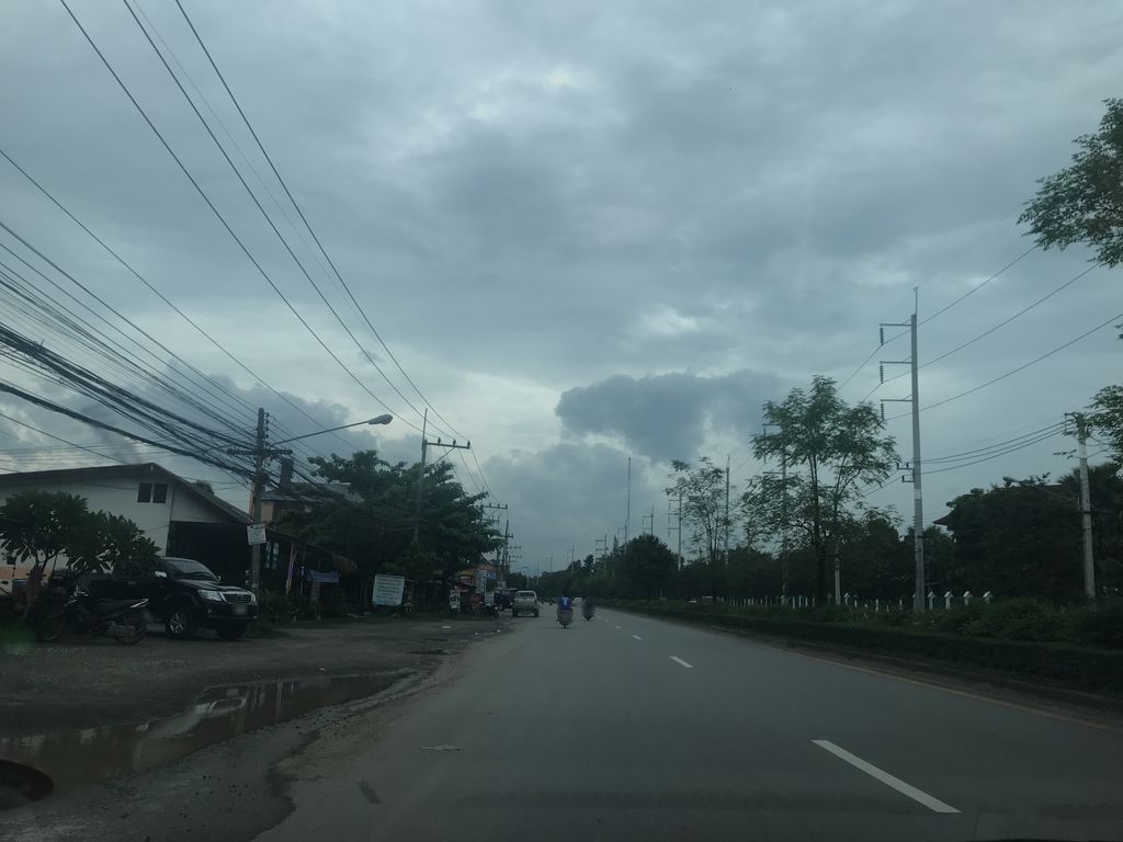 ภาพถนนตรงที่ บะหมี่ล้มยักษ์ เชียงใหม่ ตั้งอยู่ ถ่ายโดย prasert พ.ศ. 2561 (2018) · A street-level view of where บะหมี่ล้มยักษ์ เชียงใหม่ · Bami Lom Yak Chiang Mai stands, by prasert in 2561 (2018)