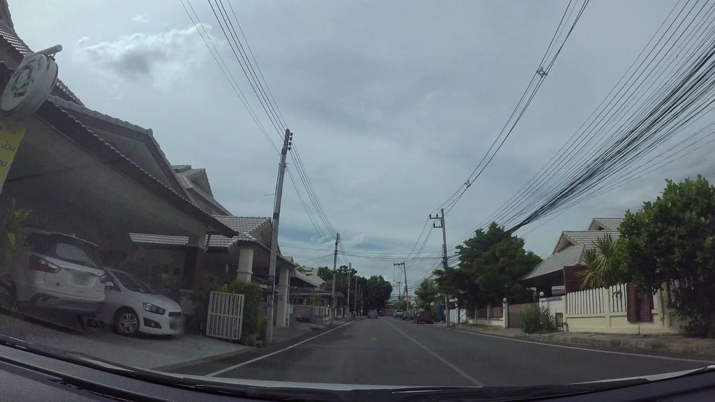 ภาพถนนตรงที่ ร้านยิ่งเจริญราดหน้ายอดผัก ตั้งอยู่ ถ่ายโดย kaart_3 พ.ศ. 2562 (2019) · A street-level view of where ร้านยิ่งเจริญราดหน้ายอดผัก · Ran Yingcherin Ratna Yot Phak stands, by kaart_3 in 2562 (2019)