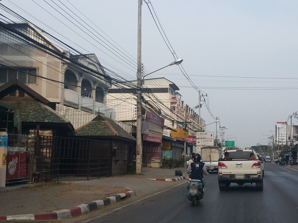 ภาพถนนตรงที่ สหการไฟฟ้า ตั้งอยู่ ถ่ายโดย jrcarlsen พ.ศ. 2559 (2016) · A street-level view of where สหการไฟฟ้า · Sahakanfaifa stands, by jrcarlsen in 2559 (2016)