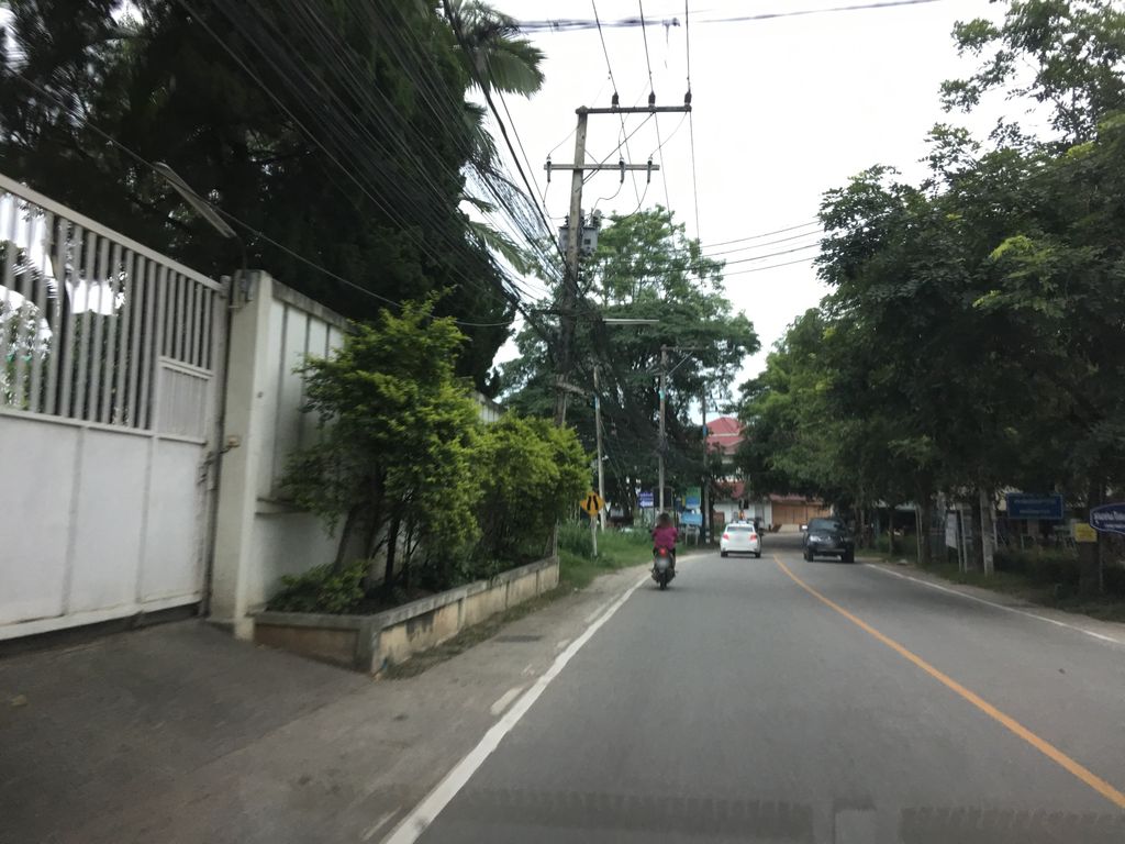 ภาพถนนตรงที่ หม่าล่าสามมิตร ตั้งอยู่ ถ่ายโดย wapriz พ.ศ. 2561 (2018) · A street-level view of where หม่าล่าสามมิตร · Mala Sammit stands, by wapriz in 2561 (2018)