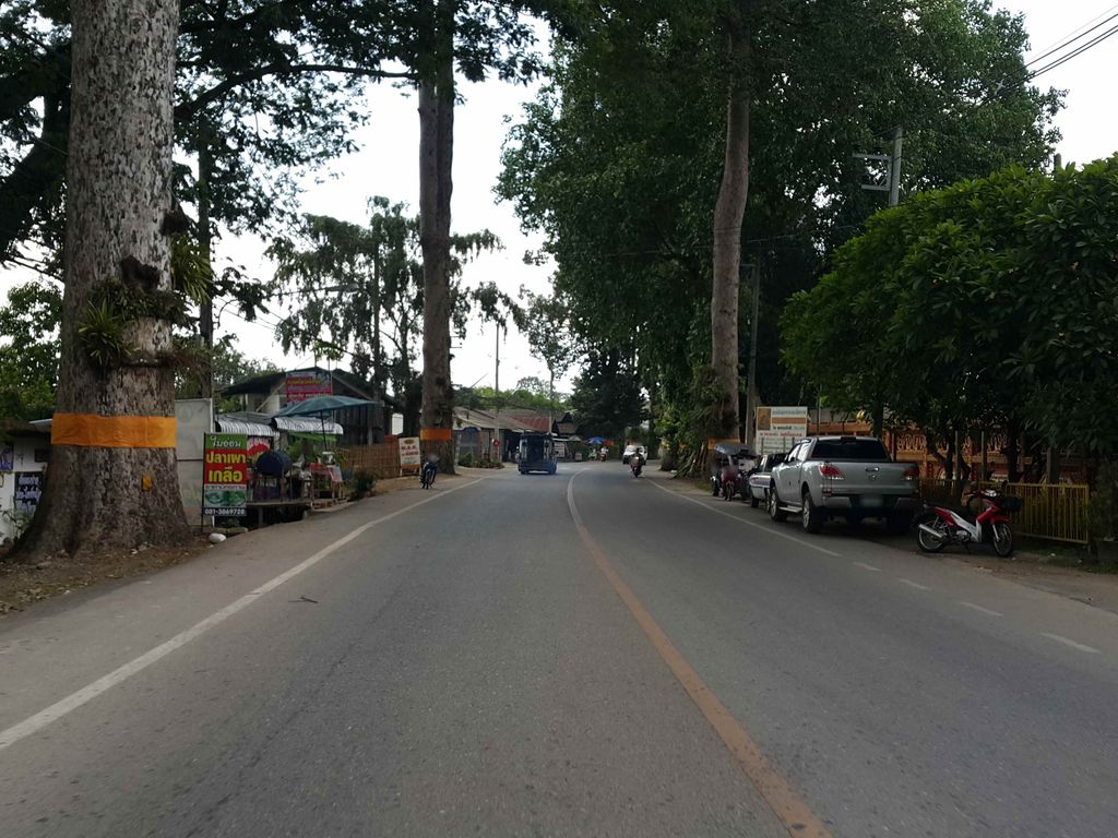 ภาพถนนตรงที่ บุญจวงการค้า บุญจวง ตั้งอยู่ ถ่ายโดย jrcarlsen พ.ศ. 2558 (2015) · A street-level view of where บุญจวงการค้า บุญจวง · Bunchuangkankha Bunchuang stands, by jrcarlsen in 2558 (2015)
