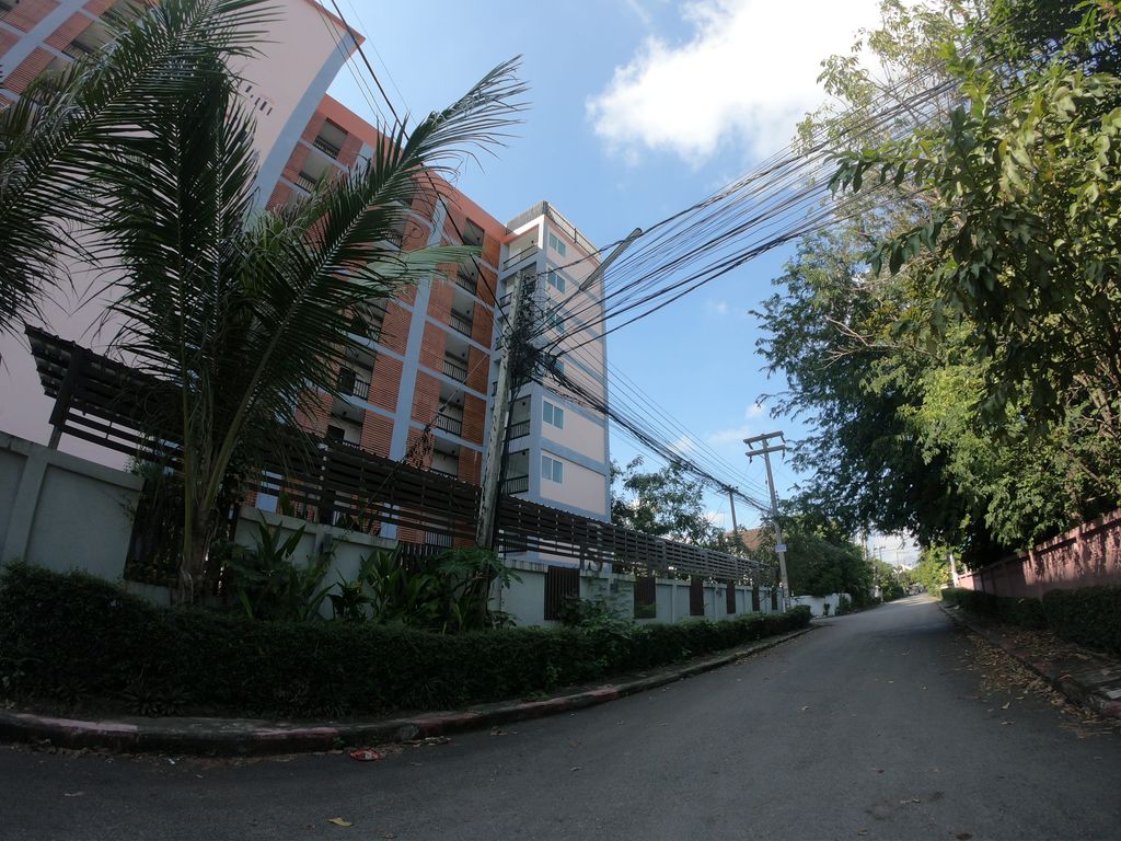 ภาพถนนตรงที่ S1 Asset Condominium ตั้งอยู่ ถ่ายโดย chanuwath_grab พ.ศ. 2562 (2019) · A street-level view of where S1 Asset Condominium stands, by chanuwath_grab in 2562 (2019)