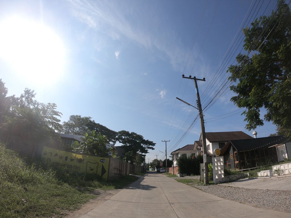 ภาพถนนตรงที่ ISSO CAFE ตั้งอยู่ ถ่ายโดย chanuwath_grab พ.ศ. 2562 (2019) · A street-level view of where ISSO CAFE stands, by chanuwath_grab in 2562 (2019)