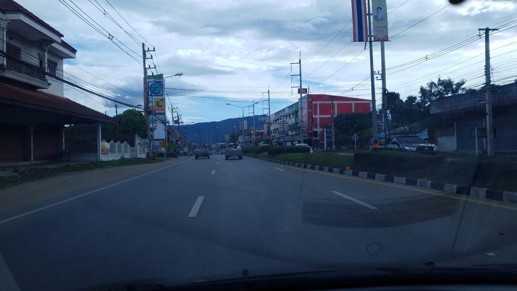 ภาพถนนตรงที่ Ford Charoen Yontrakarn Jomtong Chiangmai ตั้งอยู่ ถ่ายโดย silamanee พ.ศ. 2561 (2018) · A street-level view of where Ford Charoen Yontrakarn Jomtong Chiangmai stands, by silamanee in 2561 (2018)