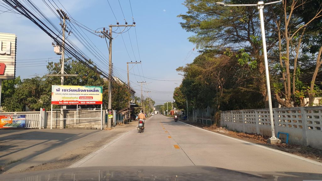 ภาพถนนตรงที่ หมู่บ้านอยู่สุข ตั้งอยู่ ถ่ายโดย jrcarlsen พ.ศ. 2566 (2023) · A street-level view of where หมู่บ้านอยู่สุข · Yusuk Village stands, by jrcarlsen in 2566 (2023)