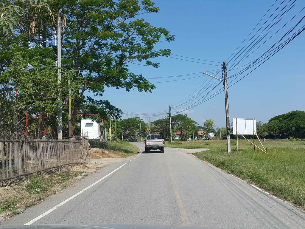 ภาพถนนตรงที่ Kham mun ร้านคำมูล รับตัดเย็บชุดไทยใหญ่ ตั้งอยู่ ถ่ายโดย jrcarlsen พ.ศ. 2558 (2015) · A street-level view of where Kham mun ร้านคำมูล รับตัดเย็บชุดไทยใหญ่ stands, by jrcarlsen in 2558 (2015)