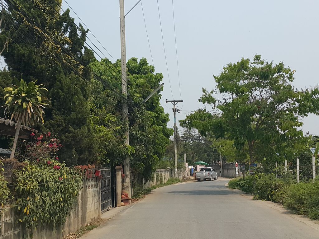 ภาพถนนตรงที่ ปั้นกิ๋น ปอกำ ตั้งอยู่ ถ่ายโดย jrcarlsen พ.ศ. 2559 (2016) · A street-level view of where ปั้นกิ๋น ปอกำ · Pankin Pokam stands, by jrcarlsen in 2559 (2016)