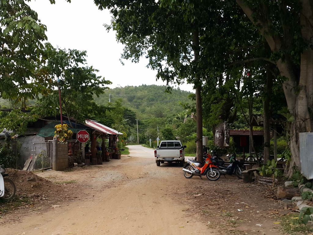 ภาพถนนตรงที่ บ้านหมงสตูดิโอ เชียงใหม่ ตั้งอยู่ ถ่ายโดย jrcarlsen พ.ศ. 2558 (2015) · A street-level view of where บ้านหมงสตูดิโอ เชียงใหม่ · Ban Mong Studio Chiang Mai stands, by jrcarlsen in 2558 (2015)
