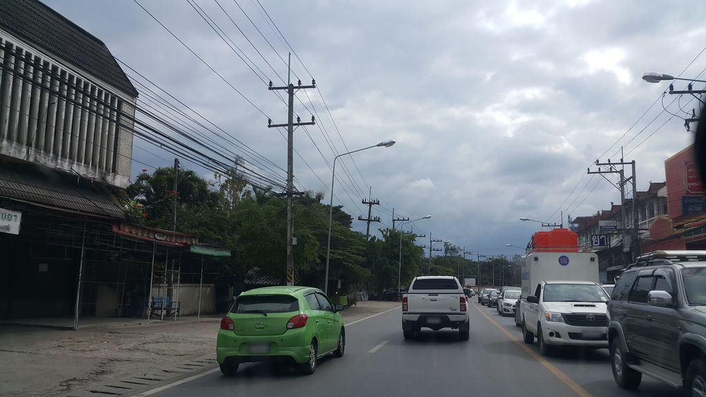 ภาพถนนตรงที่ คลินิกหมอสมมาตร ตั้งอยู่ ถ่ายโดย jrcarlsen พ.ศ. 2561 (2018) · A street-level view of where คลินิกหมอสมมาตร · Mo Sommat Clinic stands, by jrcarlsen in 2561 (2018)