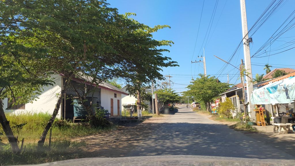 ภาพถนนตรงที่ ปลาเผาลิงดอย ตั้งอยู่ ถ่ายโดย jrcarlsen พ.ศ. 2565 (2022) · A street-level view of where ปลาเผาลิงดอย · Plaphaolingdoi stands, by jrcarlsen in 2565 (2022)