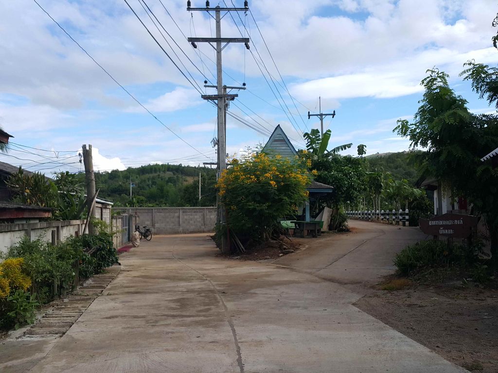 ภาพถนนตรงที่ Kwanlah Homestay ตั้งอยู่ ถ่ายโดย jrcarlsen พ.ศ. 2558 (2015) · A street-level view of where Kwanlah Homestay stands, by jrcarlsen in 2558 (2015)