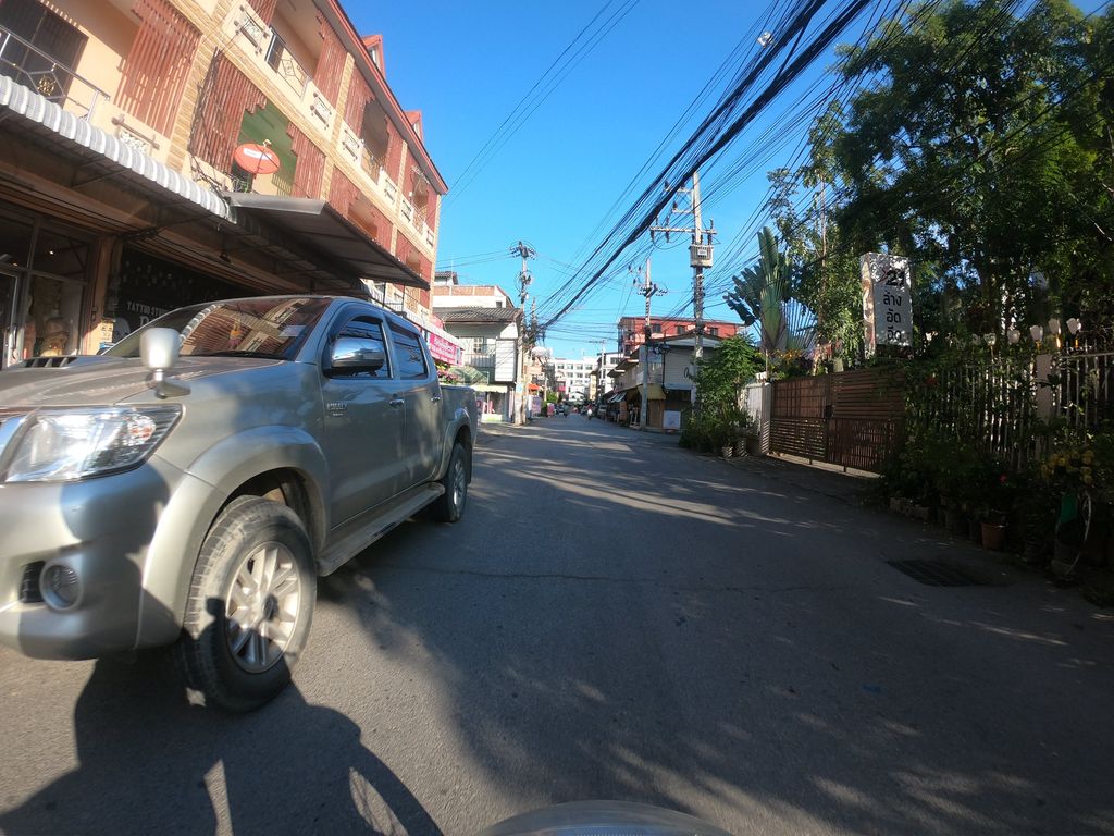 ภาพถนนตรงที่ วีณาไก่แซ่บ สาขาสันติธรรม ตั้งอยู่ ถ่ายโดย chanuwath_grab พ.ศ. 2562 (2019) · A street-level view of where วีณาไก่แซ่บ สาขาสันติธรรม · Winakaisaep Sakha Santitham stands, by chanuwath_grab in 2562 (2019)