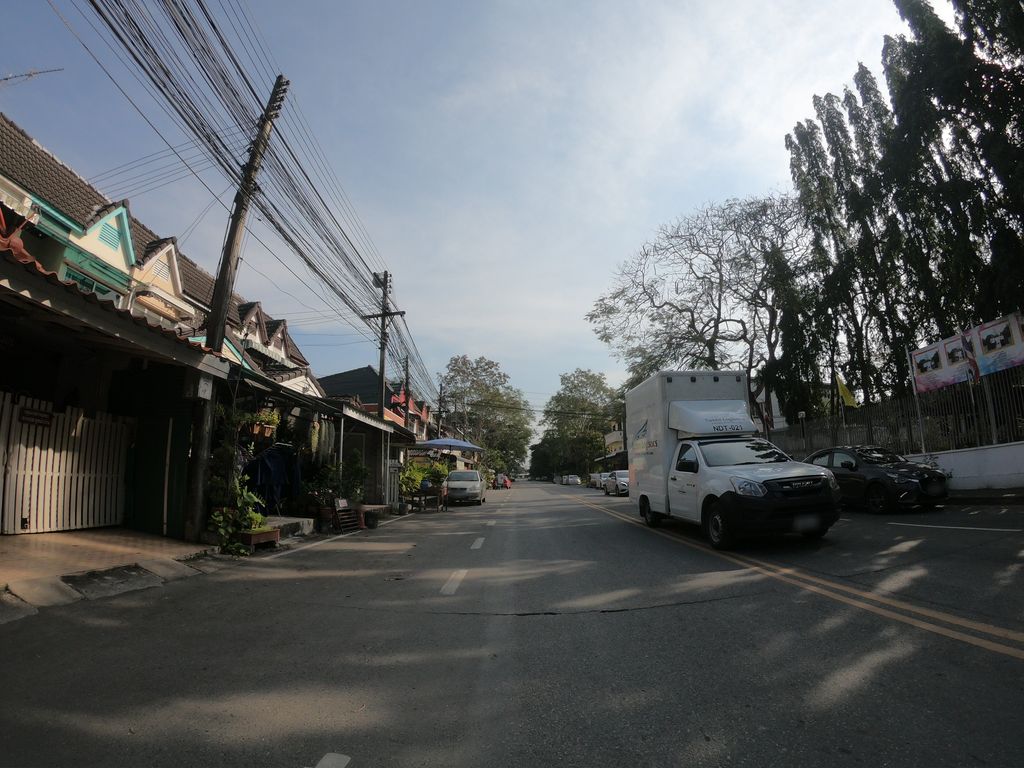 ภาพถนนตรงที่ Pitak Prayoch Law office ตั้งอยู่ ถ่ายโดย chanuwath_grab พ.ศ. 2562 (2019) · A street-level view of where Pitak Prayoch Law office stands, by chanuwath_grab in 2562 (2019)
