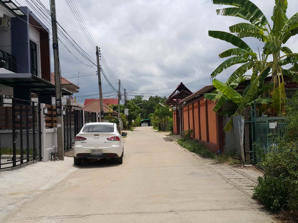 ภาพถนนตรงที่ บ้านพักรายวันเชียงใหม่ พูลวิลล่าส่วนตัว ตั้งอยู่ ถ่ายโดย jrcarlsen พ.ศ. 2558 (2015) · A street-level view of where บ้านพักรายวันเชียงใหม่ พูลวิลล่าส่วนตัว · Raiwan Chiang Mai Pool Villa Suantua Guest house stands, by jrcarlsen in 2558 (2015)