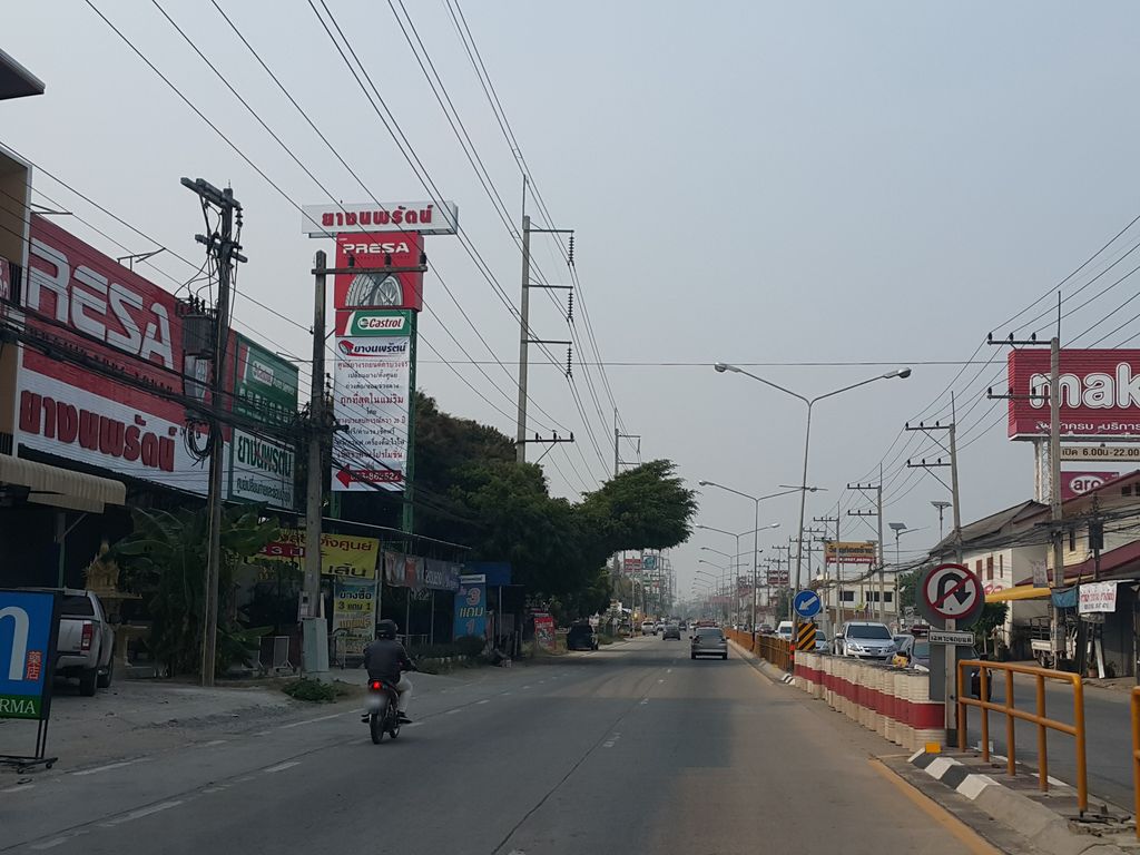 ภาพถนนตรงที่ ธนาคุล 88 แม่ริม ตั้งอยู่ ถ่ายโดย jrcarlsen พ.ศ. 2559 (2016) · A street-level view of where ธนาคุล 88 แม่ริม · Thanakhun 88 Mae Rim stands, by jrcarlsen in 2559 (2016)