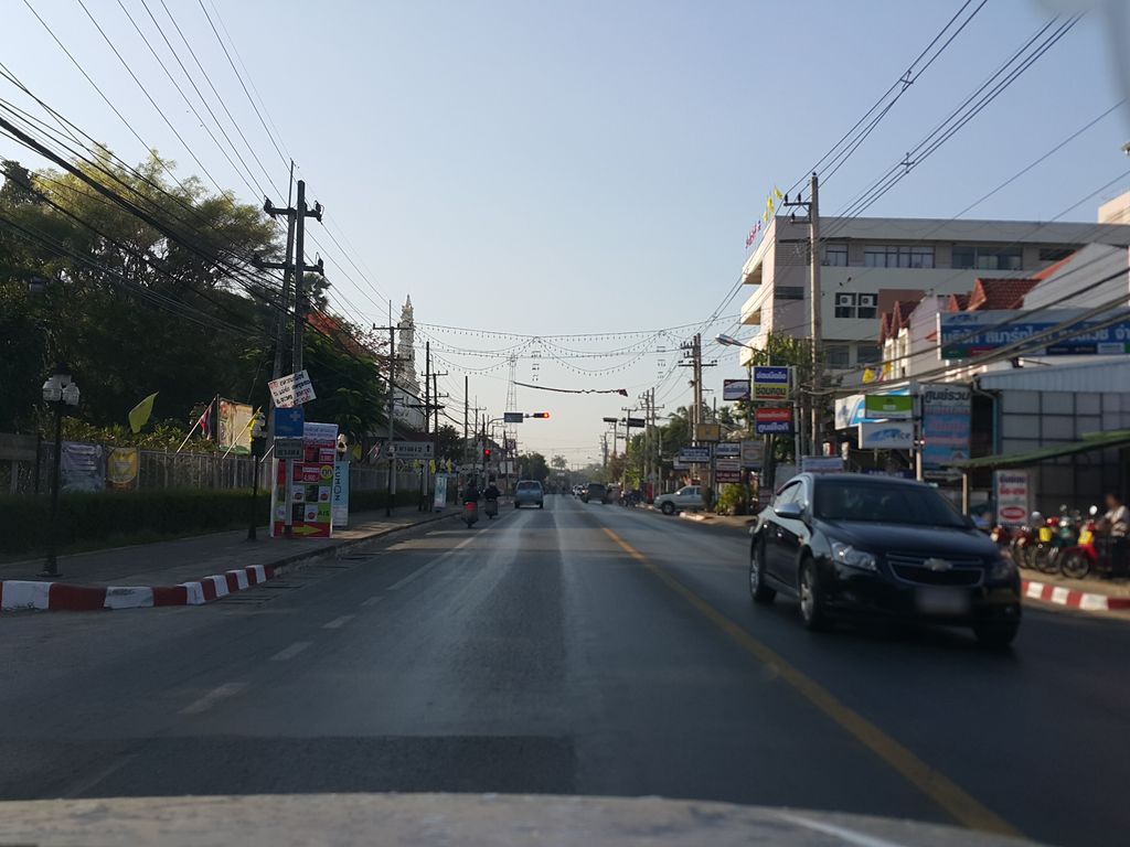 ภาพถนนตรงที่ BikeKafae ตั้งอยู่ ถ่ายโดย jrcarlsen พ.ศ. 2558 (2015) · A street-level view of where BikeKafae stands, by jrcarlsen in 2558 (2015)