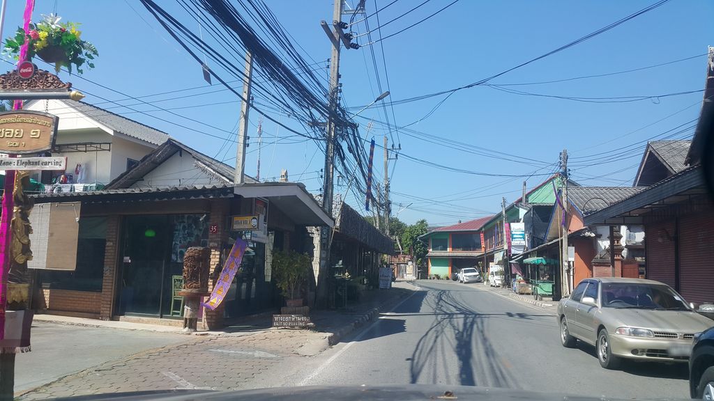 ภาพถนนตรงที่ B.Tree Gems ตั้งอยู่ ถ่ายโดย jrcarlsen พ.ศ. 2562 (2019) · A street-level view of where B.Tree Gems stands, by jrcarlsen in 2562 (2019)