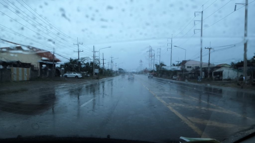 ภาพถนนตรงที่ ทวีจักสาน ฮอด ตั้งอยู่ ถ่ายโดย charlesano พ.ศ. 2561 (2018) · A street-level view of where ทวีจักสาน ฮอด · Thawichaksan Hot stands, by charlesano in 2561 (2018)